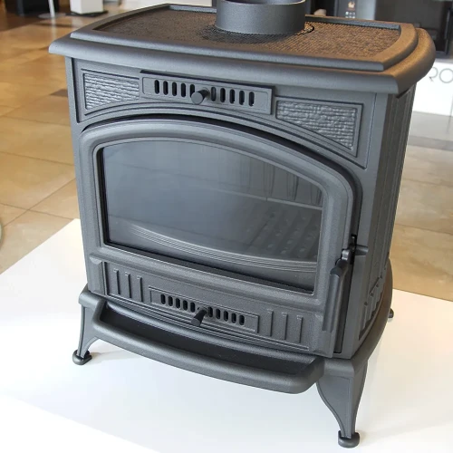 Widok z ekspozycji pieca żeliwnego Koza K6 fi 130 z płaszczem wodnym