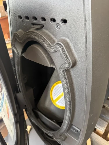 Ovatio z uchylonymi drzwiami i widocznym deflektorem do zamontowania nad paleniskiem