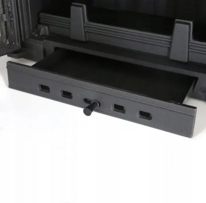 Szuflada popielnika, wysunięta w Maja 8