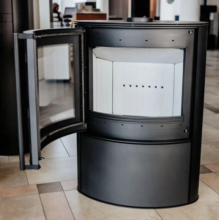 Piecyk na drewno Bjorn, szeroko otwarte drzwi