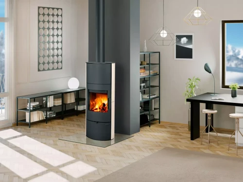 Piec stalowy Romotop Evora H ceramika w pięknej aranżacji.webp