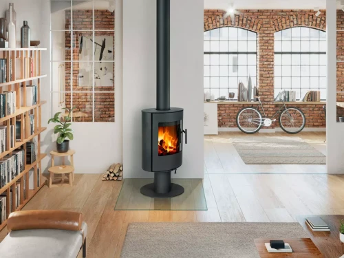 Piec stalowy Romotop Evora T metal w pięknym wnętrzu.webp