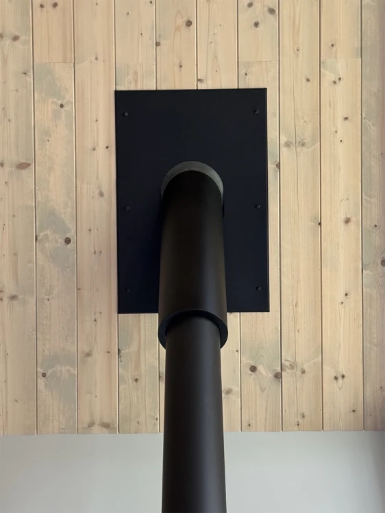 Komin Poujoulat Startinox Dualinox wysoki, zdjęcie z realizacji, przejście przez strop