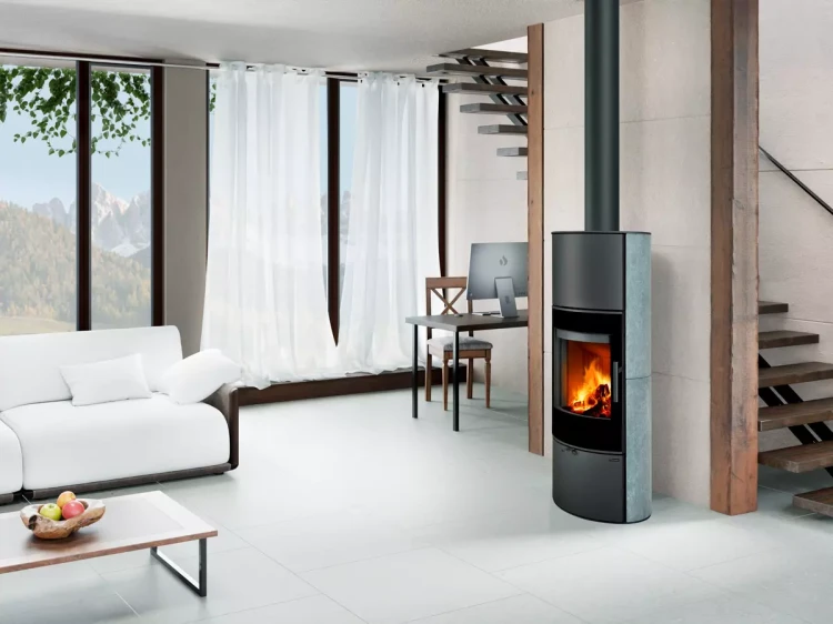 Piec stalowy Romotop Laredo H kamień w pięknym wnętrzu.webp