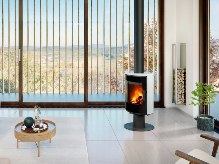 Piękny piec kaflowy Romotop Laredo T Ceramika w pięknym salonie