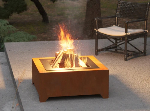 Widok  paleniska Corten Square 700 w trakcie palenia
