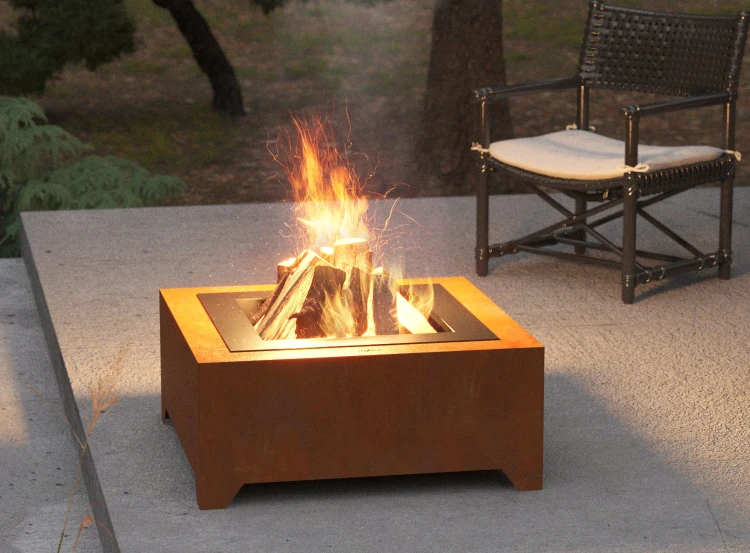 Widok  paleniska Corten Square 700 w trakcie palenia