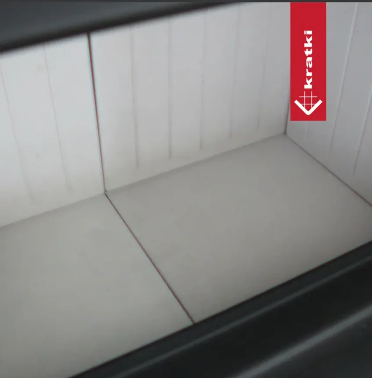 Białe wyłożenie w kominku stalowym MBN Lewy bS 10 kW