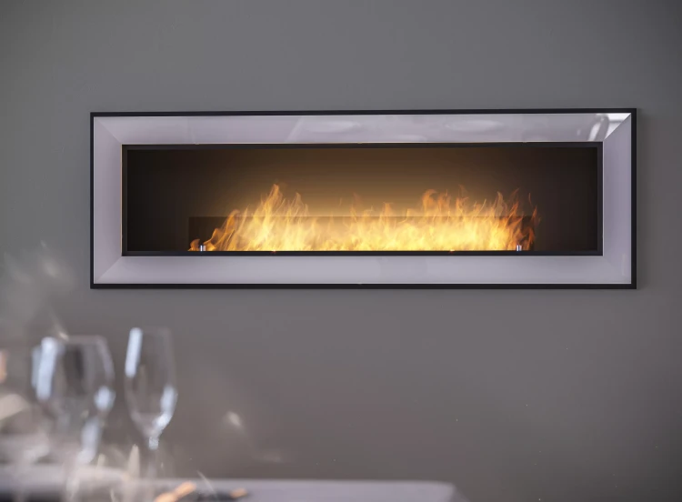 Widok z frontu zabudowanego biokominka Frame 1500 w białym kolorze z szybą