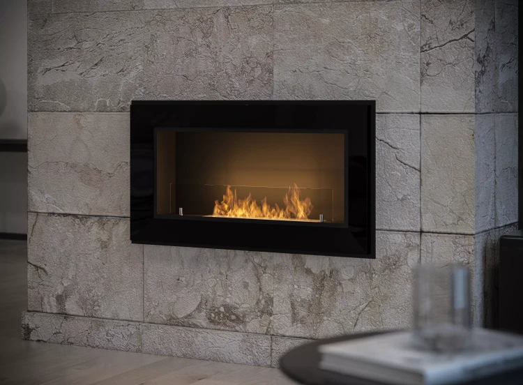 Wizualizacja zabudowy biokominka SimpleFire Frame 900 w kolorze czarnym z szybą