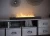 Wizualizacja wolnostojącego biokominka SimpleFire Firebox 1200 z szybami na szafce