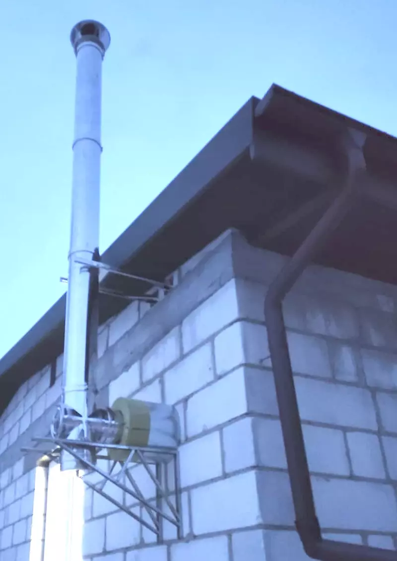 Komin Poujoulat na zewnątrz