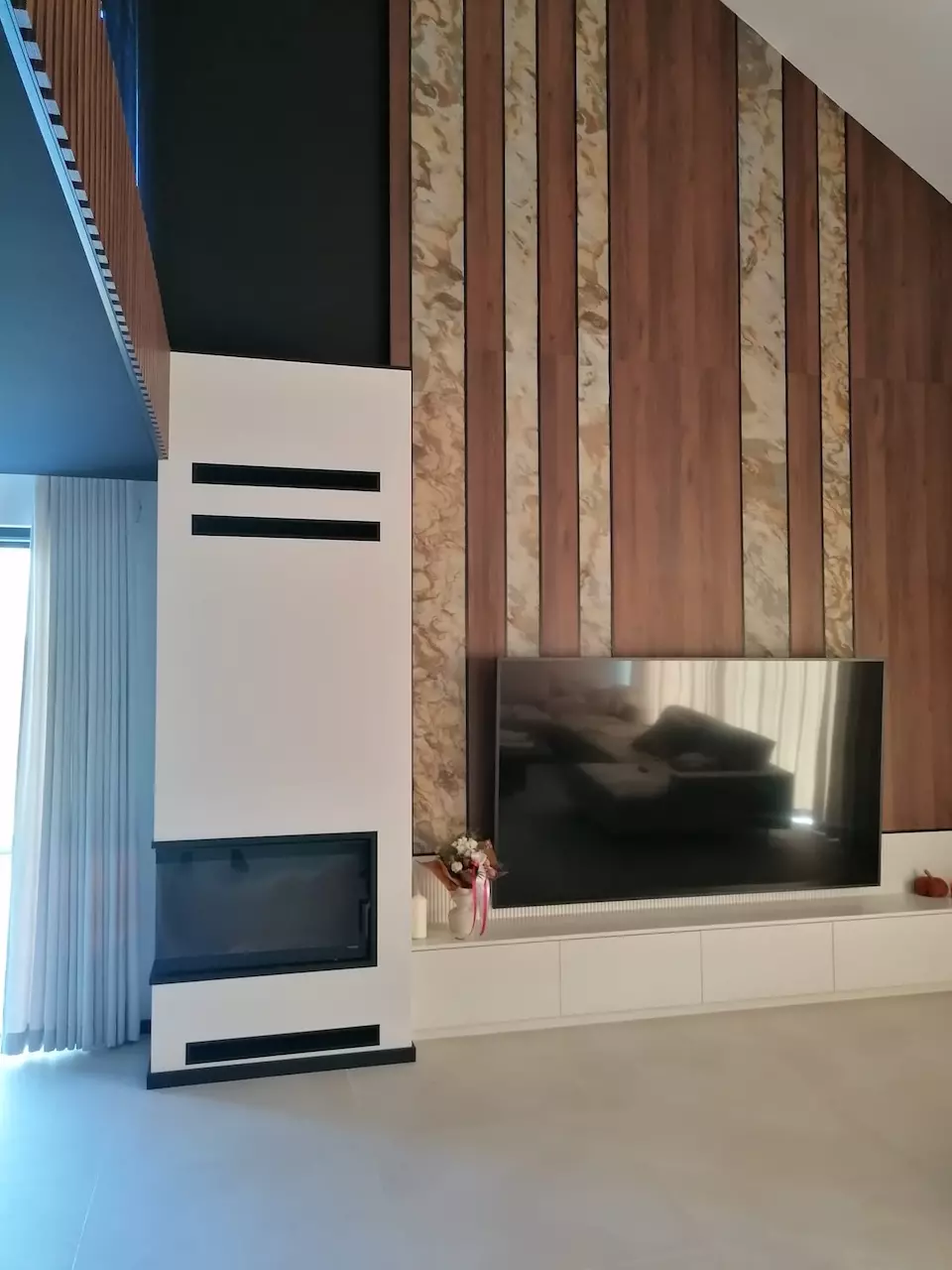 Kominek i telewizor. Bezpieczne ustawienie