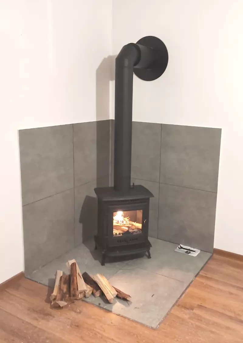 Kominek i komin zamontowany. Piec P10 palenie.