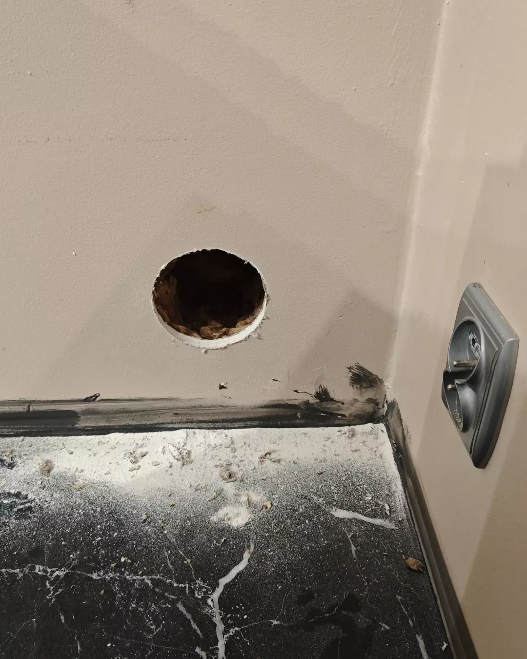Otwór w ścianie pod dolot powietrza