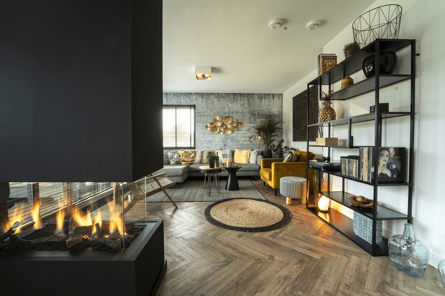 Biokominek narożny rozpalony w salonie w stylu loft. 