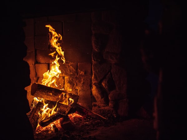 jak rozpalić kominek - palące się drewno