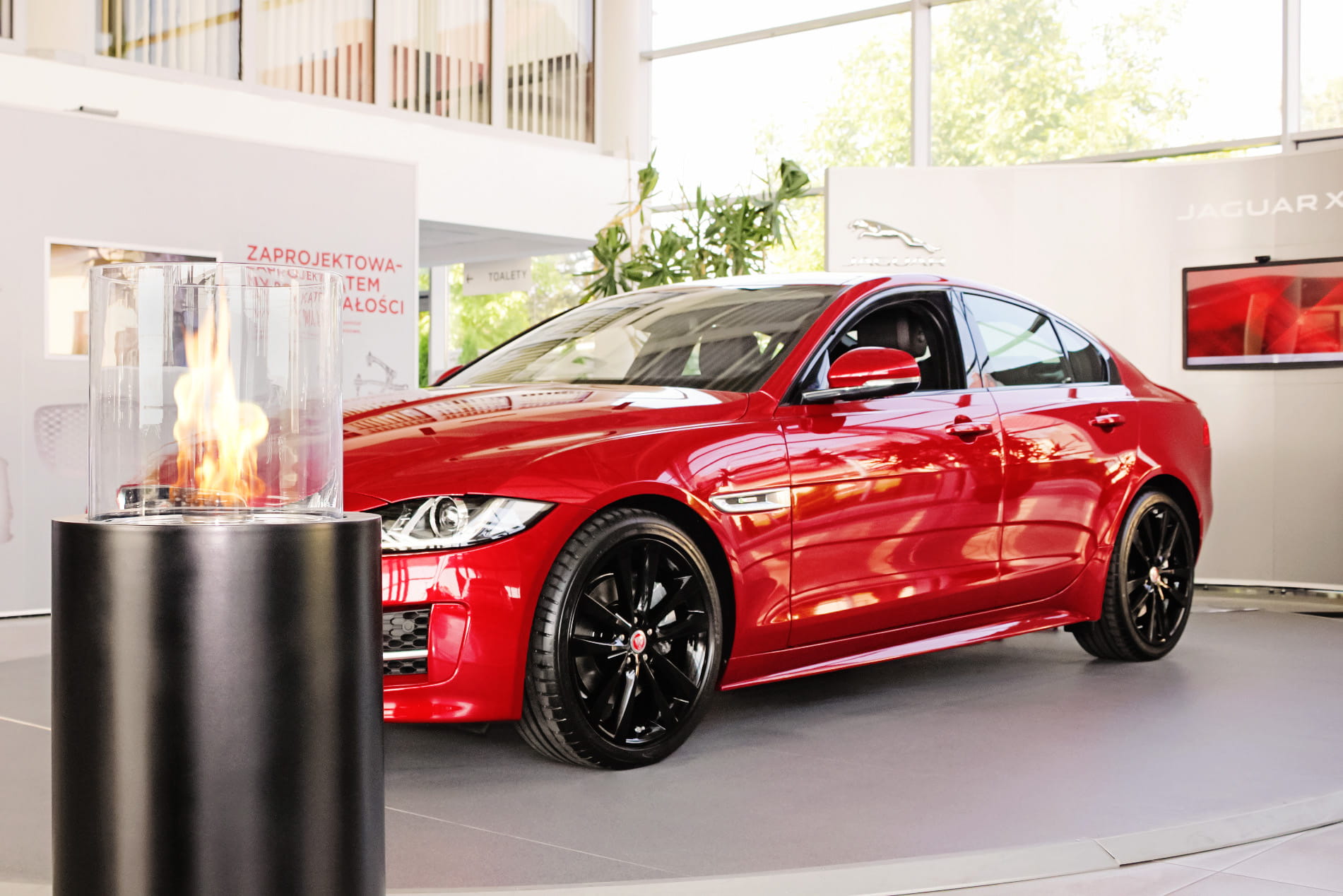 Totem-Commerce-Jaguar-XE-premiere-Poland_5.jpeg