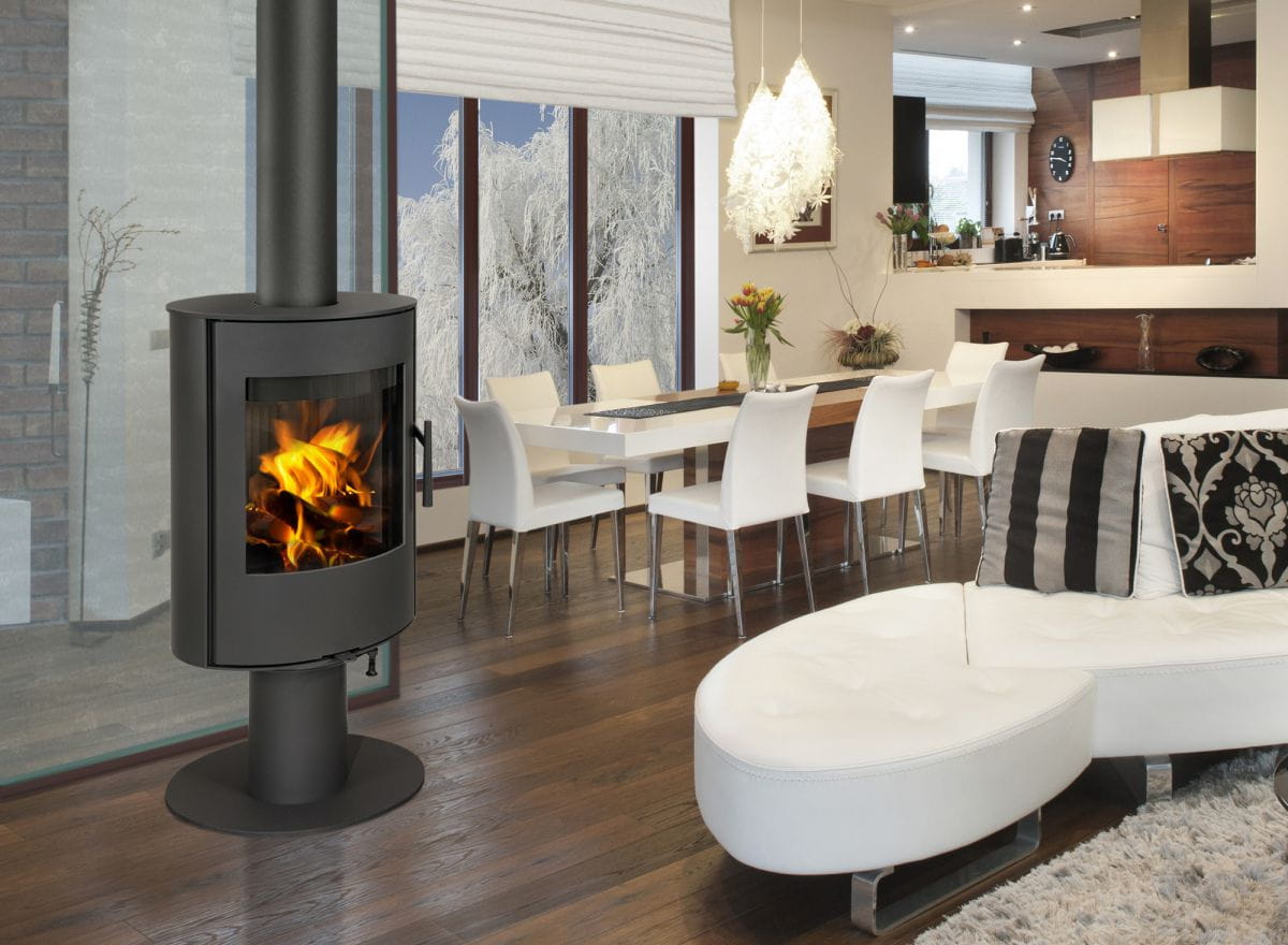 Piec stalowy Romotop Evora T metal w pięknej aranżacji.webp